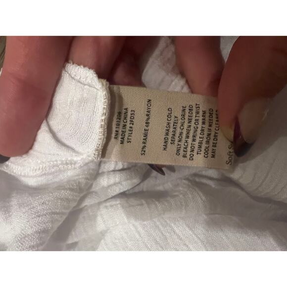 Soft surrounding Top - Picture 2 of 3